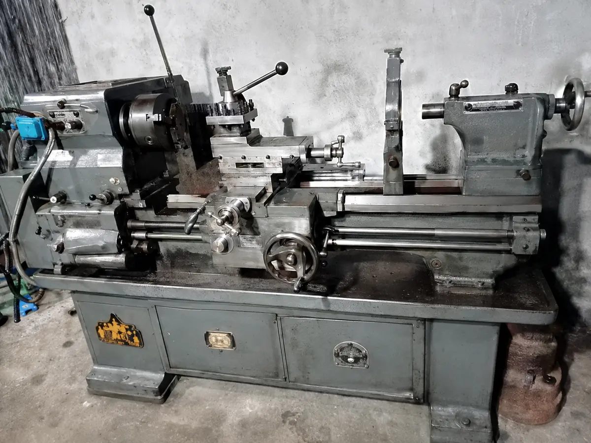 Conventional precision lathe